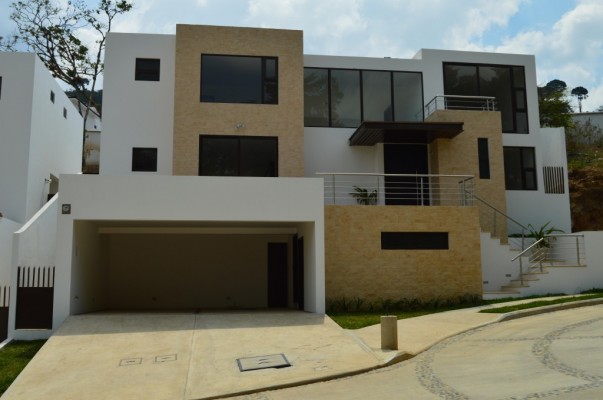 VENDO Casa zona 16 NUEVA, Lomas de San Isidro, $450,000, 3 habitaciones 2 salas Jardin 4 parqueos
