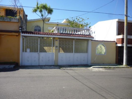 En bulevar sur san Cristóbal vendo casa de 2 niveles con garita de seguridad