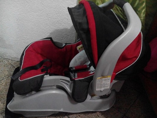 Porta bebé en excelente estado con base para carro GRACO