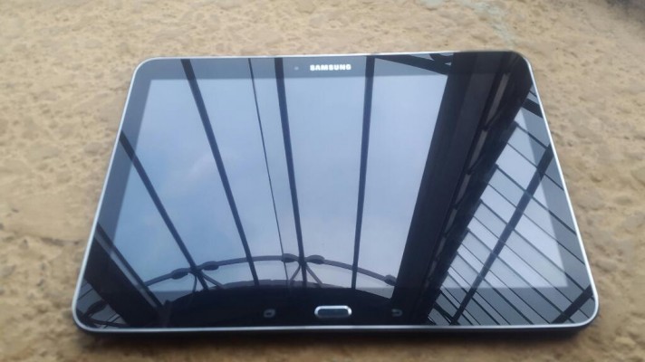 Vendo tablet Samsung Galaxy Tab 4 de 10 pulgadas en excelente estado