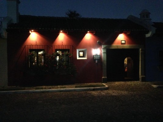 Antigua Guatemala $290,000 Ùltimo Precio. A 5 Minutos Del Casco Central. En Condominio. Casa Y Muebles Nuevos.