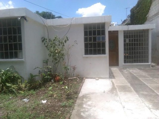 Casa en alquiler San Cristóbal sector B4 para oficina o vivienda, a 2 calles Boulevart principal